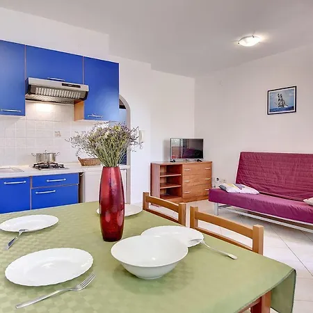 Schoene Nur 100 Meter Bis Zum In Mit Klima, Wlan, Balkon Apartment Medulin