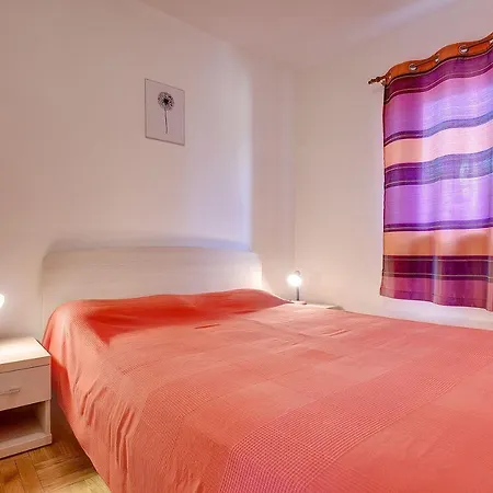 Apartment Schoene Nur 100 Meter Bis Zum In Mit Klima, Wlan, Balkon
